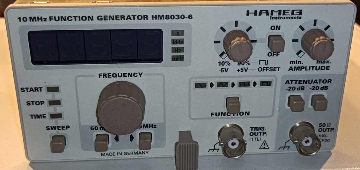Drin im Hameg HM8030-6 Generator