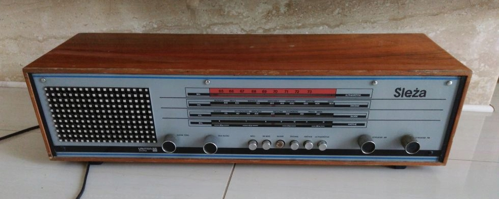 Altes Radio von Oma in Kindheit